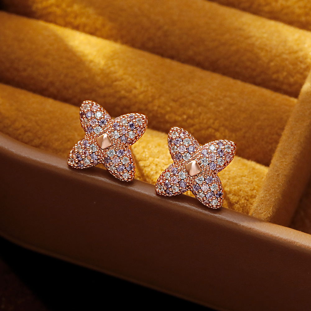 Hyacinth925 agujas de plata atmosférico premium sense ligeros pendientes de lujo de alta calidad circonitas micro incrustaciones triples flores de cuatro hojas pendientes mujer Application Scenario
