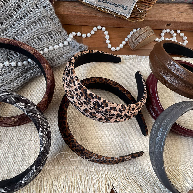 New Korean-style simple and elegant leopard print wide band headband, retro high head top check pattern for girls, autumn atmosphere hair accessory, wide band fashion for autumn and winter, leopard print check pattern multi-color series, retro and personalized headwear for girls Application Scenario
