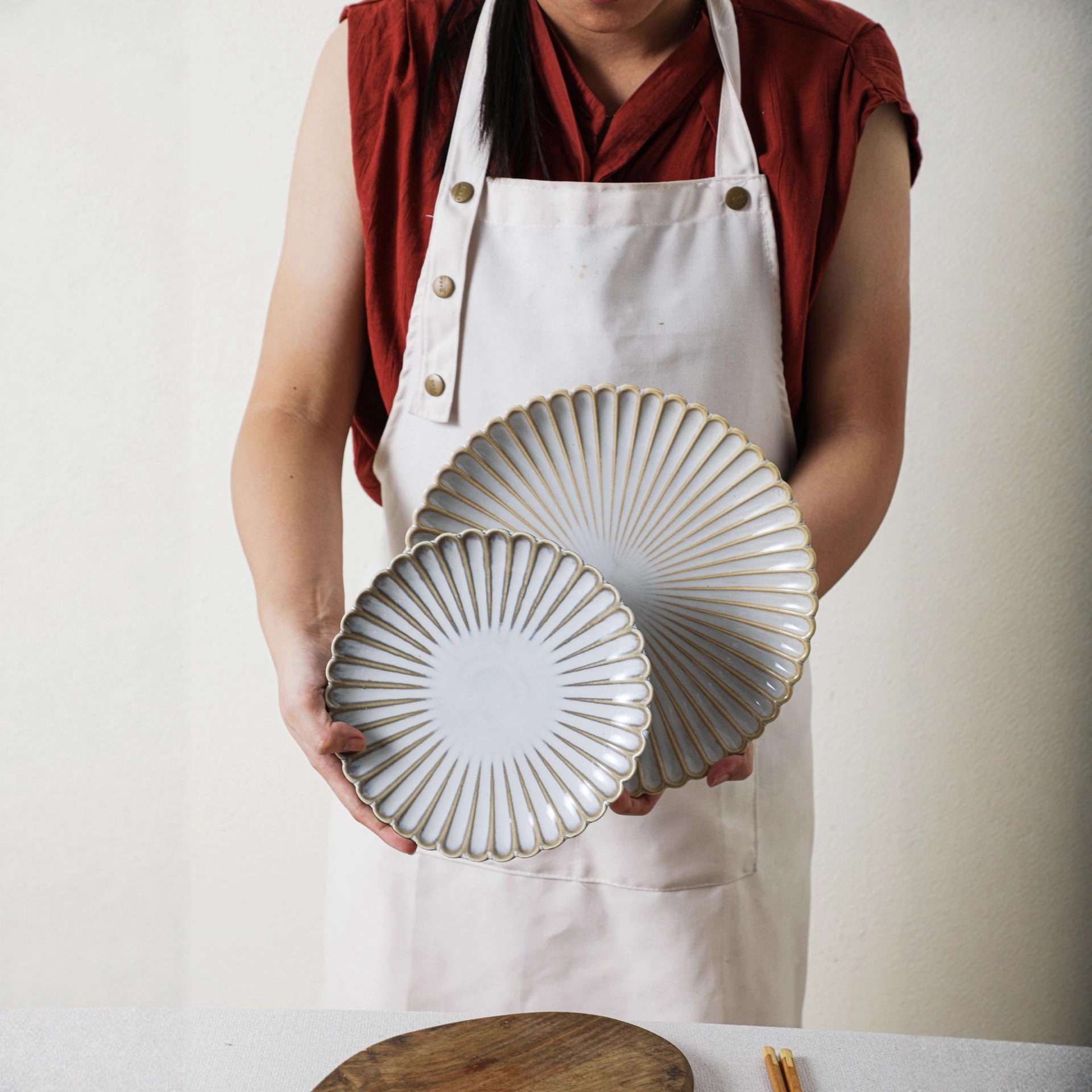 Customized cross-border retro white uniform glazed chrysanthemum petal tableware, Nordic style wholesale household bowls, plates, coffee cups and saucers tableware Application Scenario