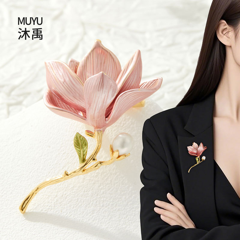 Exquisite pink magnolia flower brooch for women, fashionable and elegant enamel craftsmanship, high-end freshwater pearl brooch, traditional Chinese style brooch details Picture
