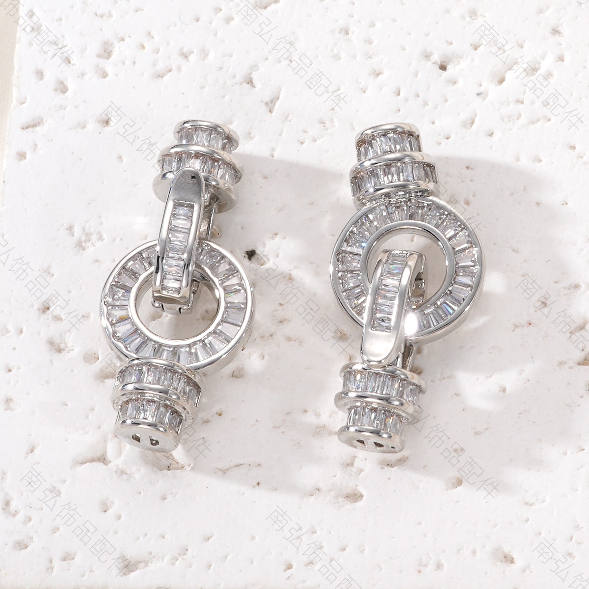 Pearl necklace clasp, copper-plated with real gold and studded with zirconium rings, 8-shaped clasp, universal clasp, high-end and color-preserving DIY accessory Application Scenario