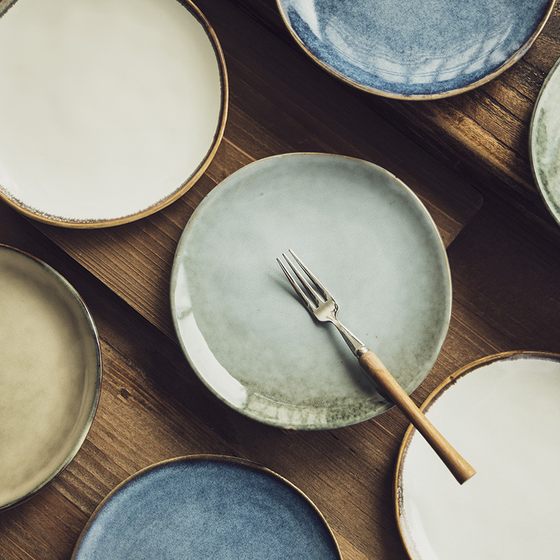 Say goodbye to dirty and messy dining tables. Ceramic bone-spitting plates, home and hotel appetizer plates, cold dish plates, snack plates, tableware and small plates