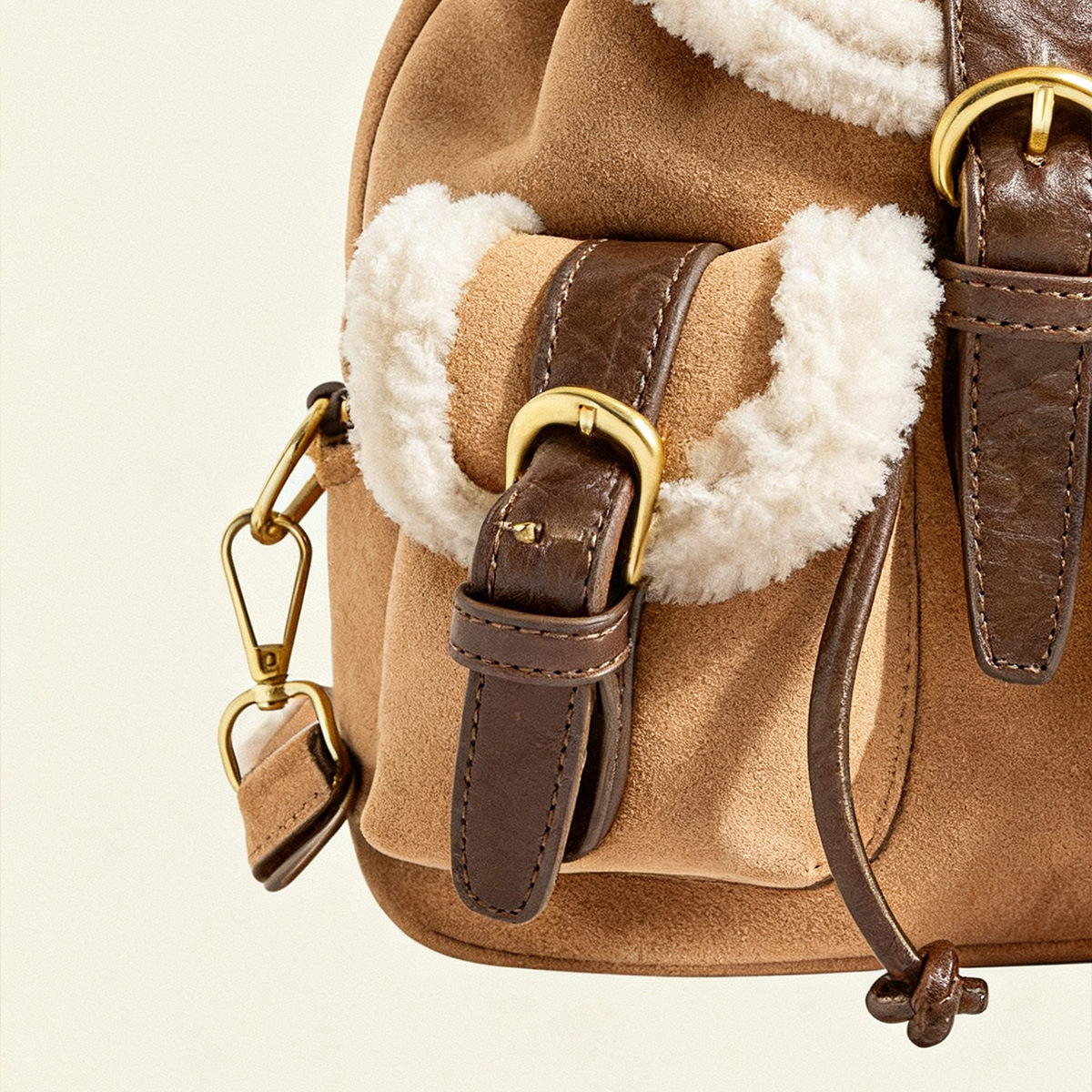The Rongli Rongli versatile women's backpack and student schoolbag are made of suede material, fresh and sweet. The lambskin backpack is high-end details Picture