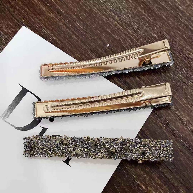 Spring's new simple and fashionable one-line duckbill clip, a popular full-diamond duckbill clip with a fringe and a seaside clip accessory Application Scenario