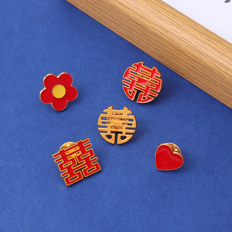 Chinese-style bride's wedding brooch, cross-border heart-shaped alloy red badge, new Chinese-style gift decoration full figure