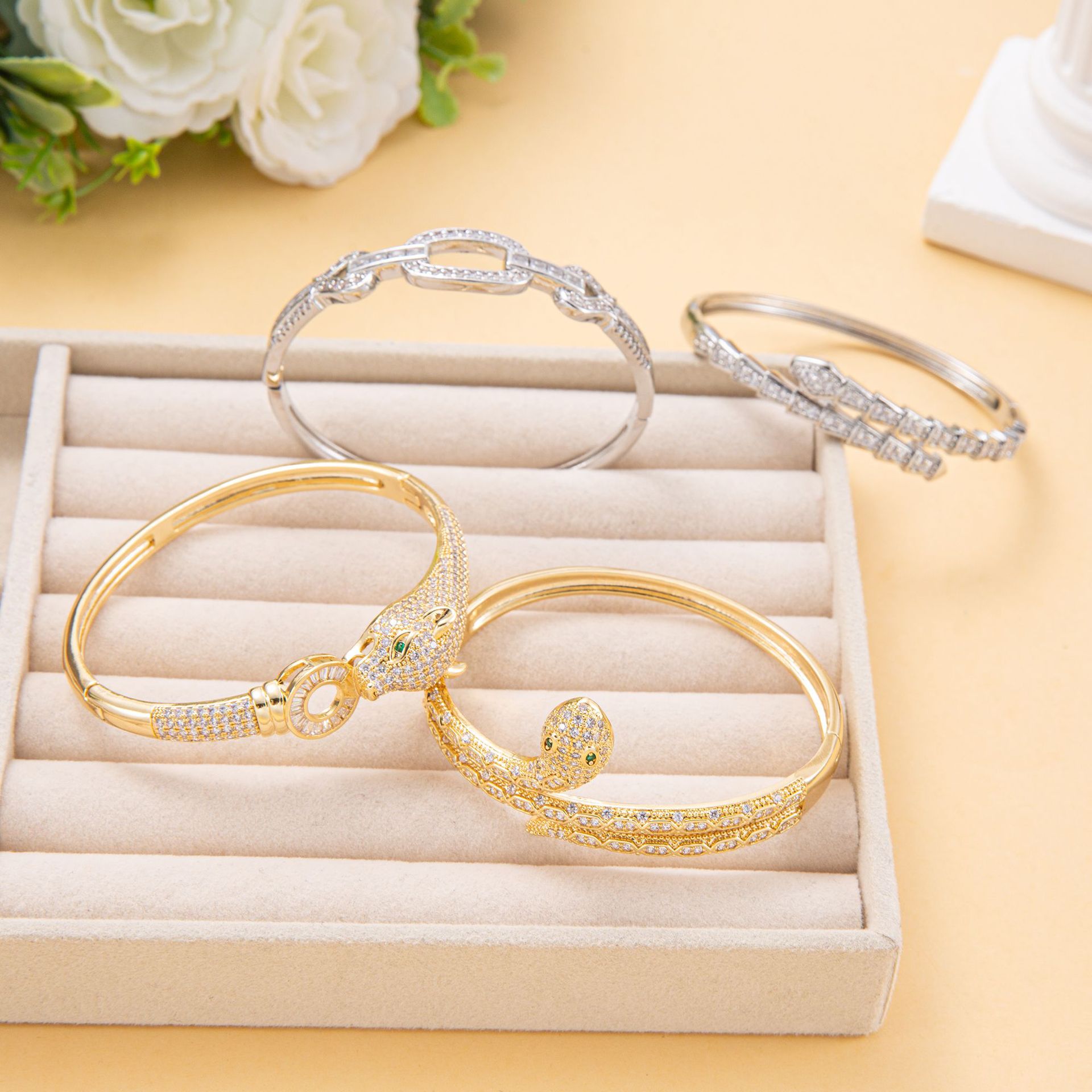 This is a rare design from Europe and America, featuring a copper-plated real gold zircon snake-shaped bracelet with a high-end feel. It is an original snake-shaped diamond-encrusted bracelet details Picture