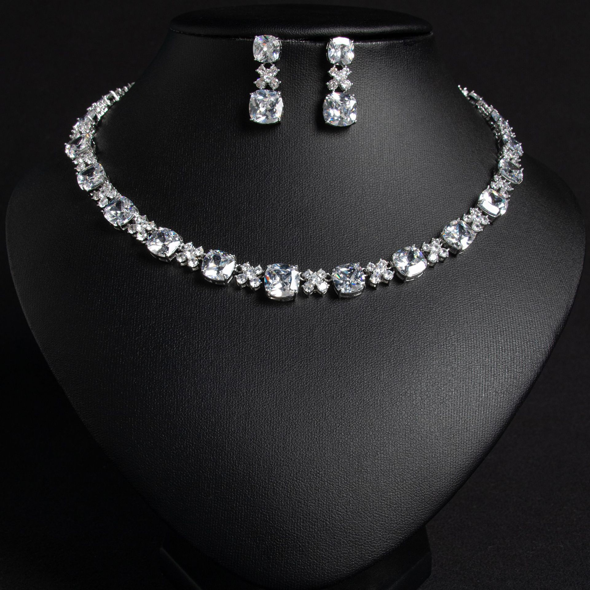 European and American luxurious hip-hop style bride zircon necklace, women's ins high-end earrings, two-piece set, new jewelry LYTJ30203 Getisa jewelry, banquet dress accessories for women Application Scenario