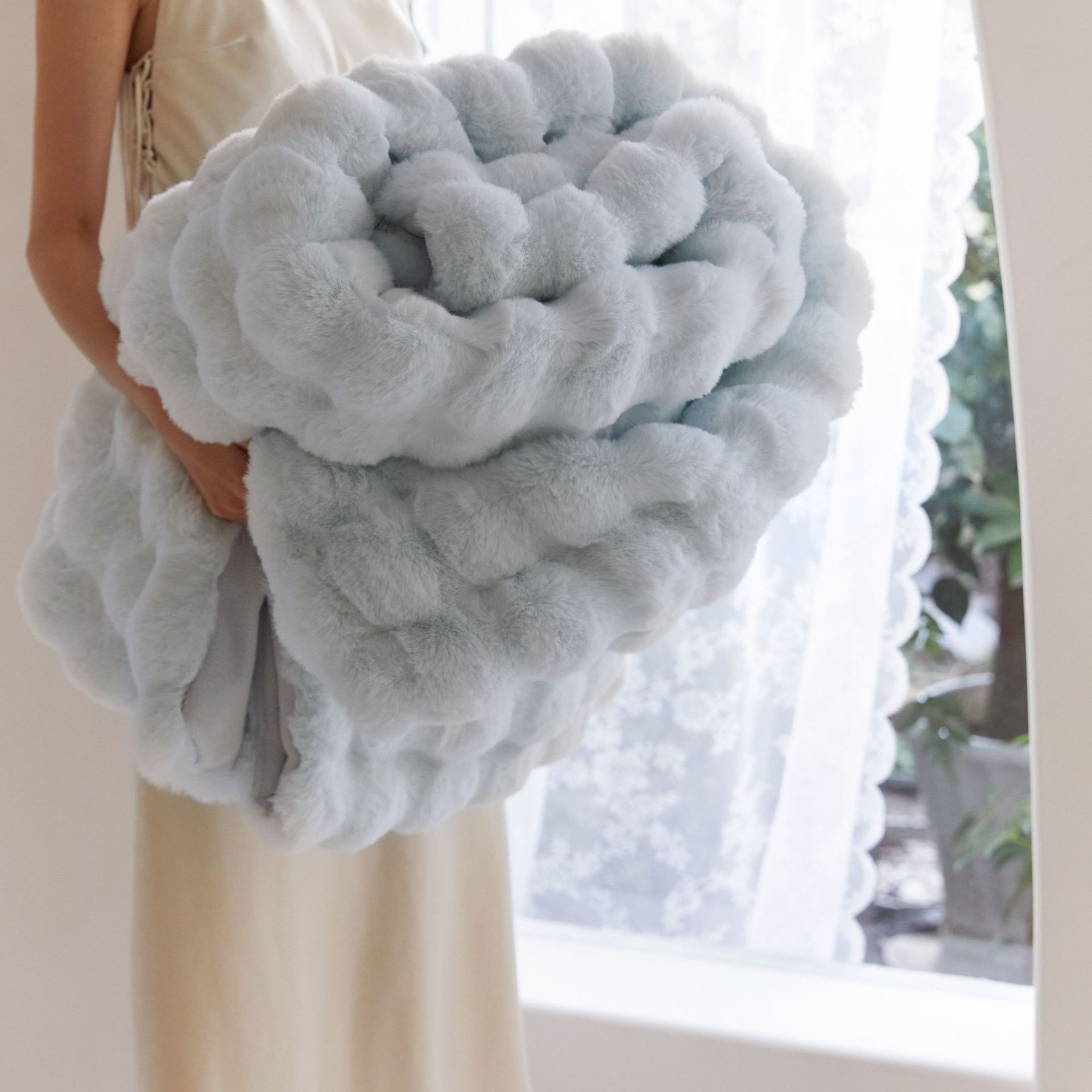 Tuscan blanket, imitation rabbit blanket, bubble fleece blanket, double-sided thickened office nap blanket, sofa cover blanket Application Scenario