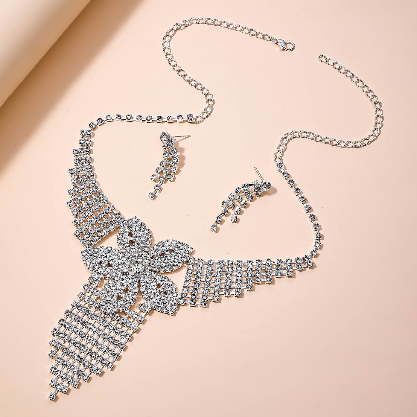 Fashionable European and American style cross-border new jewelry, metal diamond-encrusted wedding bride jewelry set, two-piece set, necklace and earrings Application Scenario