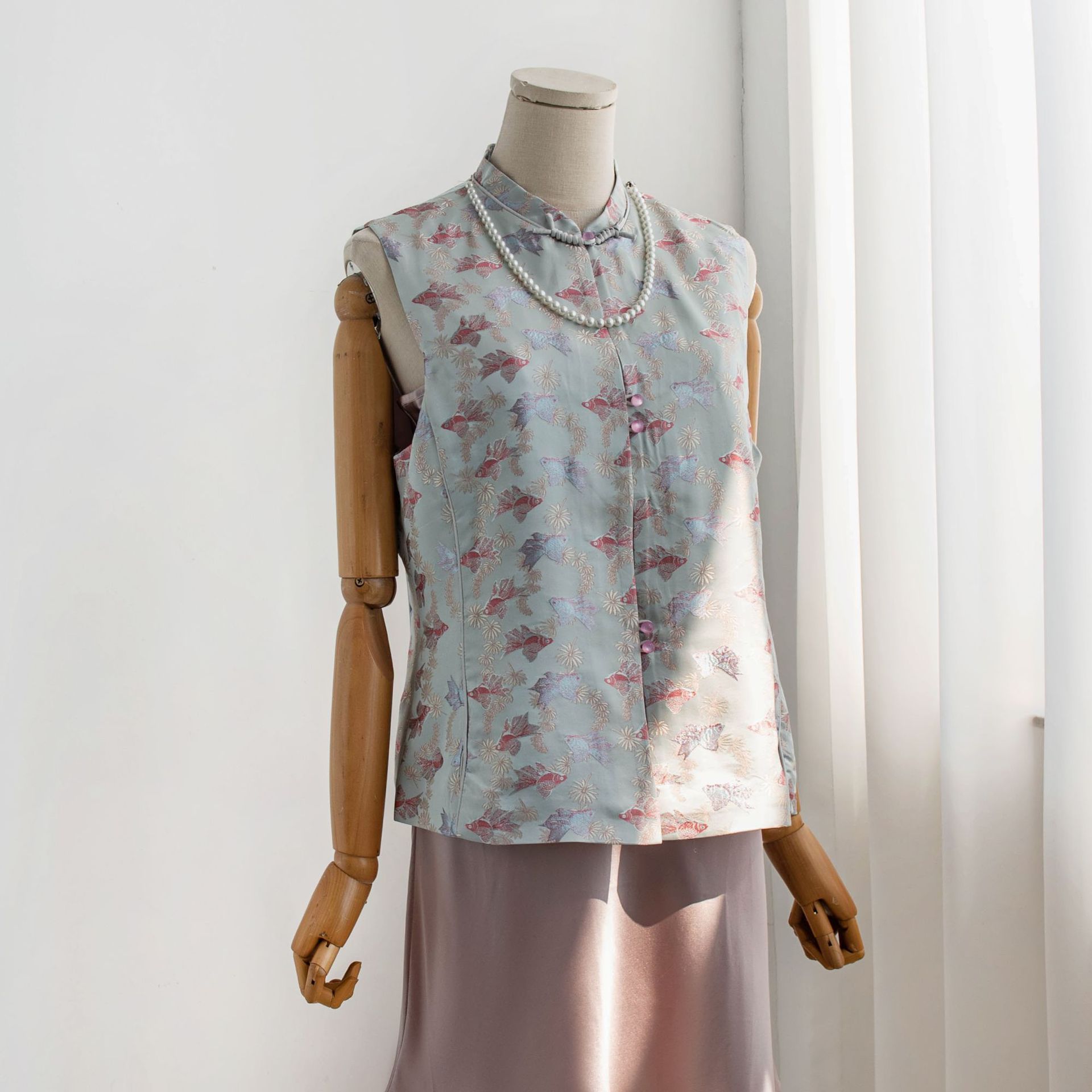 New Chinese-style improved new national trend button-up small stand-up collar jacquard brocade gold heavy industry embroidered vest jacket details Picture