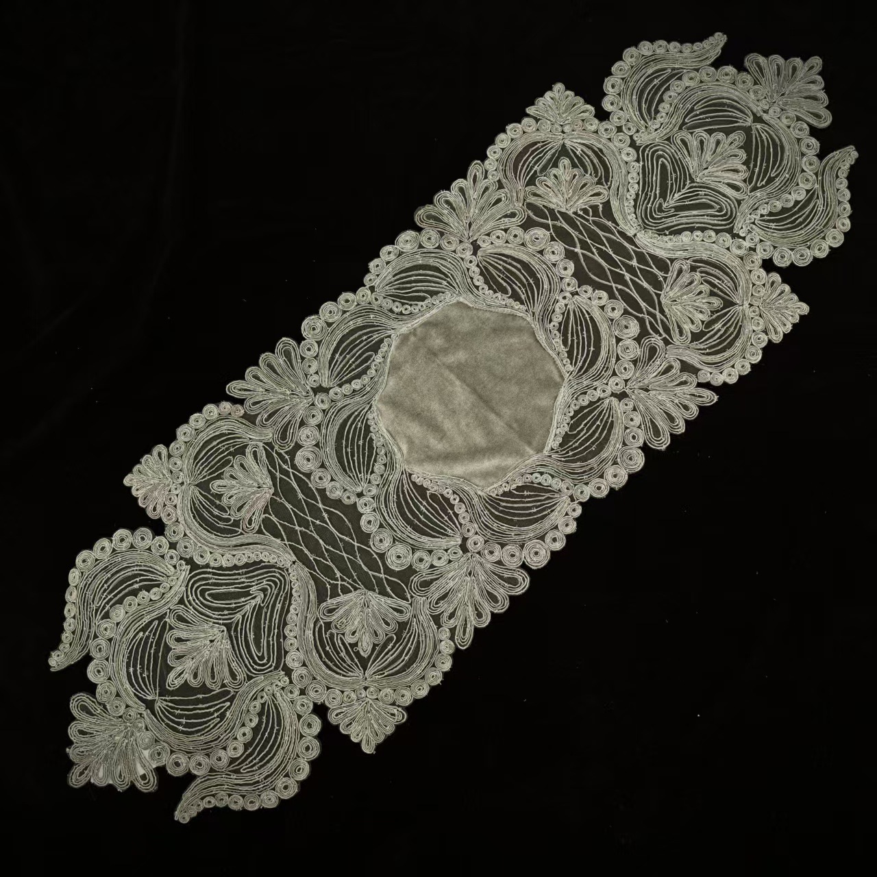 European-style rope-embroidered luxurious table MATS, dining tables, coffee tables, fabric table flags, high-end TV cabinets, embroidered tablecloths, table flags details Picture