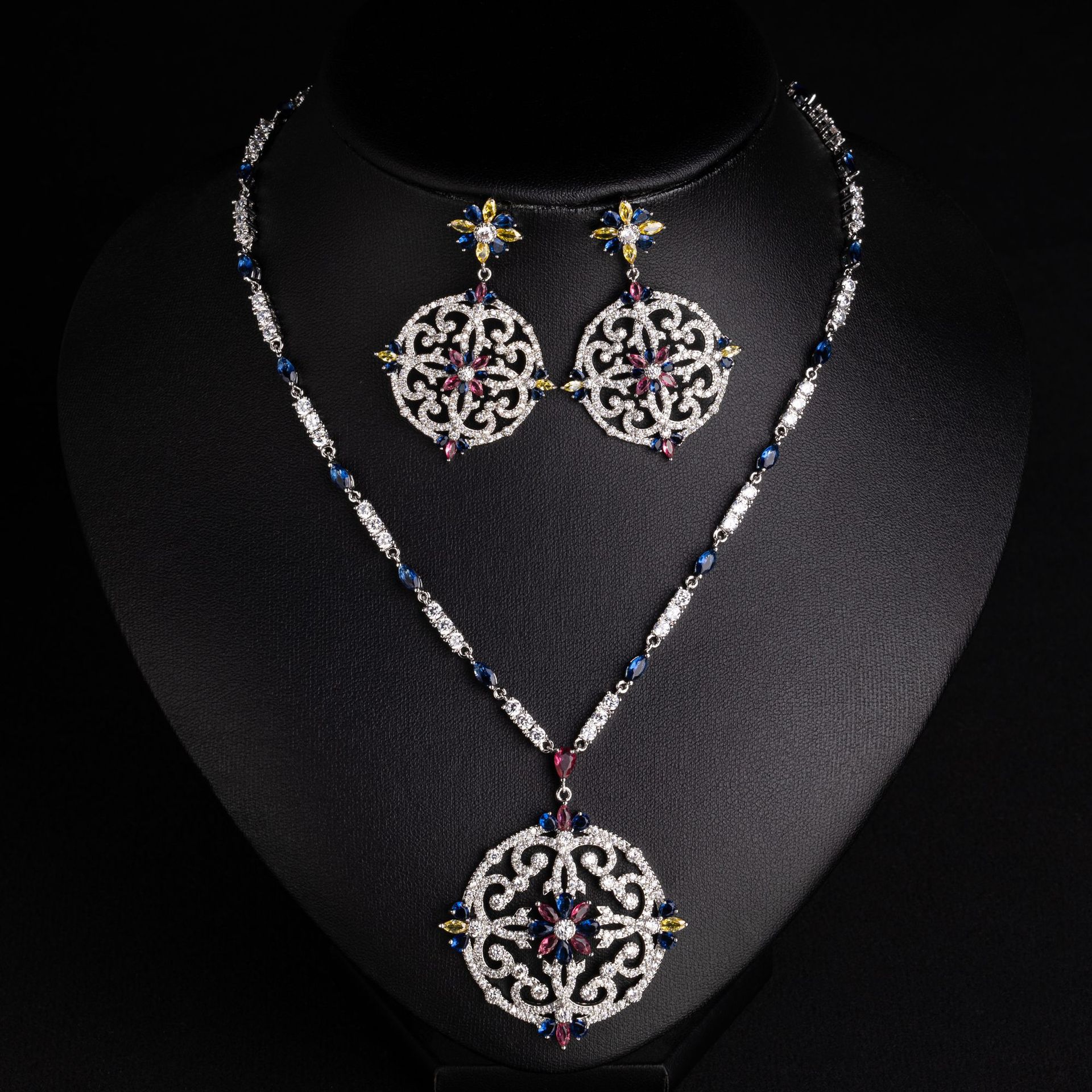 Accesorios transfronterizos europa y américa vintage collar de novia conjunto de pendientes circonitas conjunto de dos piezas cadena de clavícula luz extravaglytj29265 gertisa banquete vestido joyería accesorios al por mayor Application Scenario