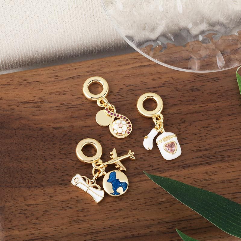 Wholesale of popular new copper-plated 18K real gold inlaid zircon pendants in Europe and America, featuring a light luxury, niche design and a sense of high-end accessories Specification drawing