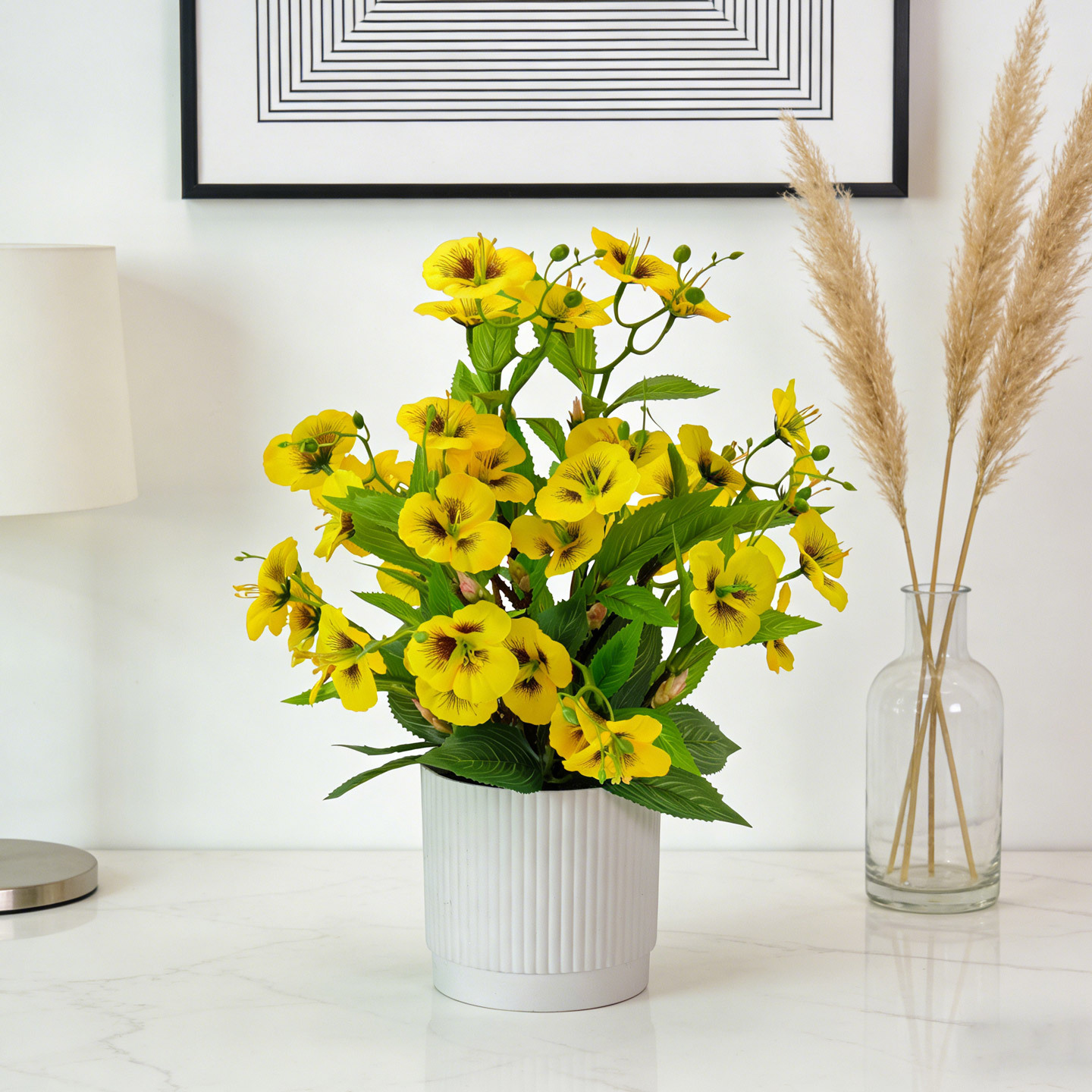 Artificial flowers such as pansies, butterfly flowers and cat face flowers are beautiful and easy to maintain for home living room desktop decoration details Picture