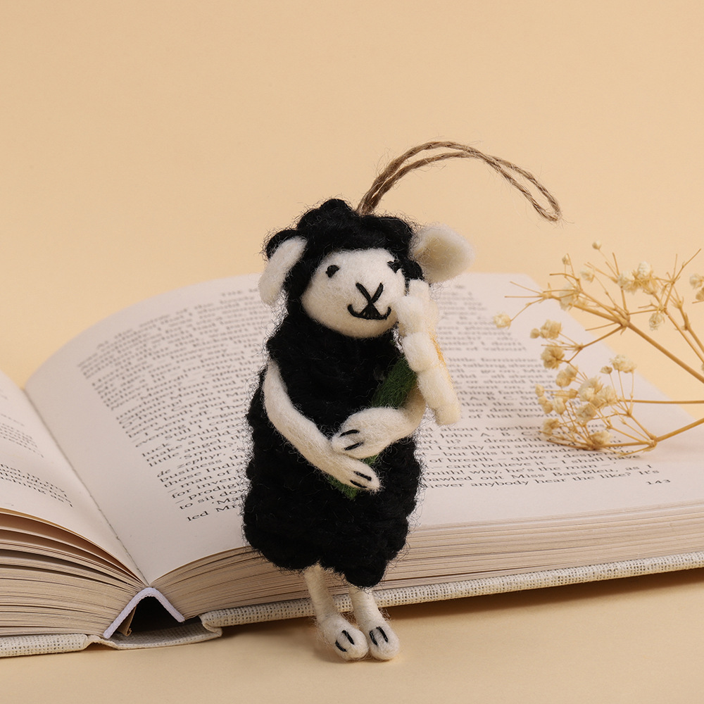 Cute handmade wool felt pendants, fun 3D lamb doll pendants, niche bag pendants, niche pendants Application Scenario