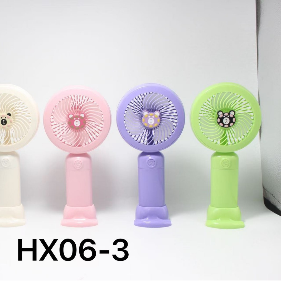 طراز HXX06-3 الجديد الذي يحتوي على ثلاث عجلات من طراز HXX06-3، ويحمل مروحة صغيرة ذات سطح مكتبي ذات قاعدة، رياح خفيفة في الهواء الطلق Application Scenario