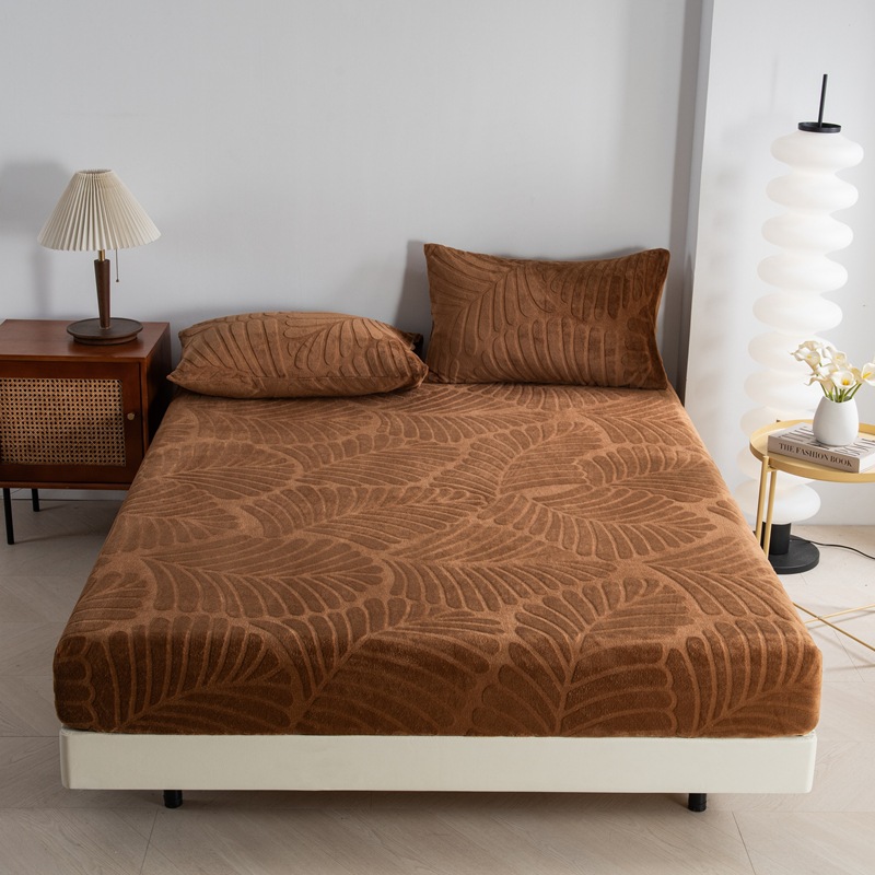 The 2025 new warm fleece dense carved milk fleece mattress cover is a cross-border popular bestseller and a mattress protection cover
