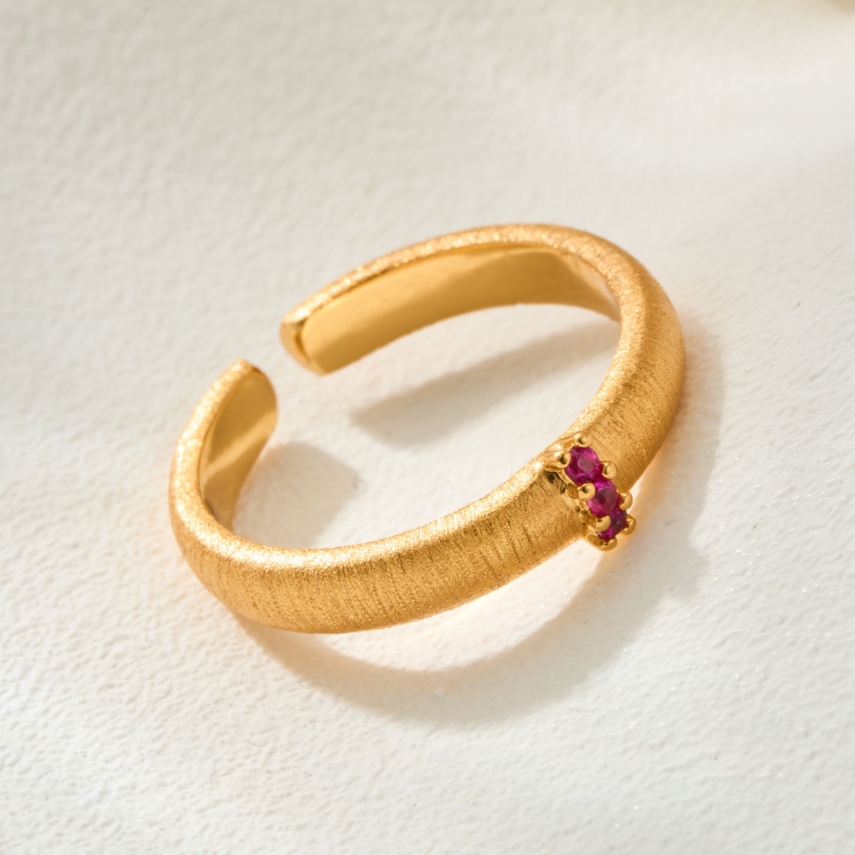 The high-end golden brushed open ring is made of copper alloy with real gold electroplating and slightly inlaid zircon, adjustable index finger ring Application Scenario