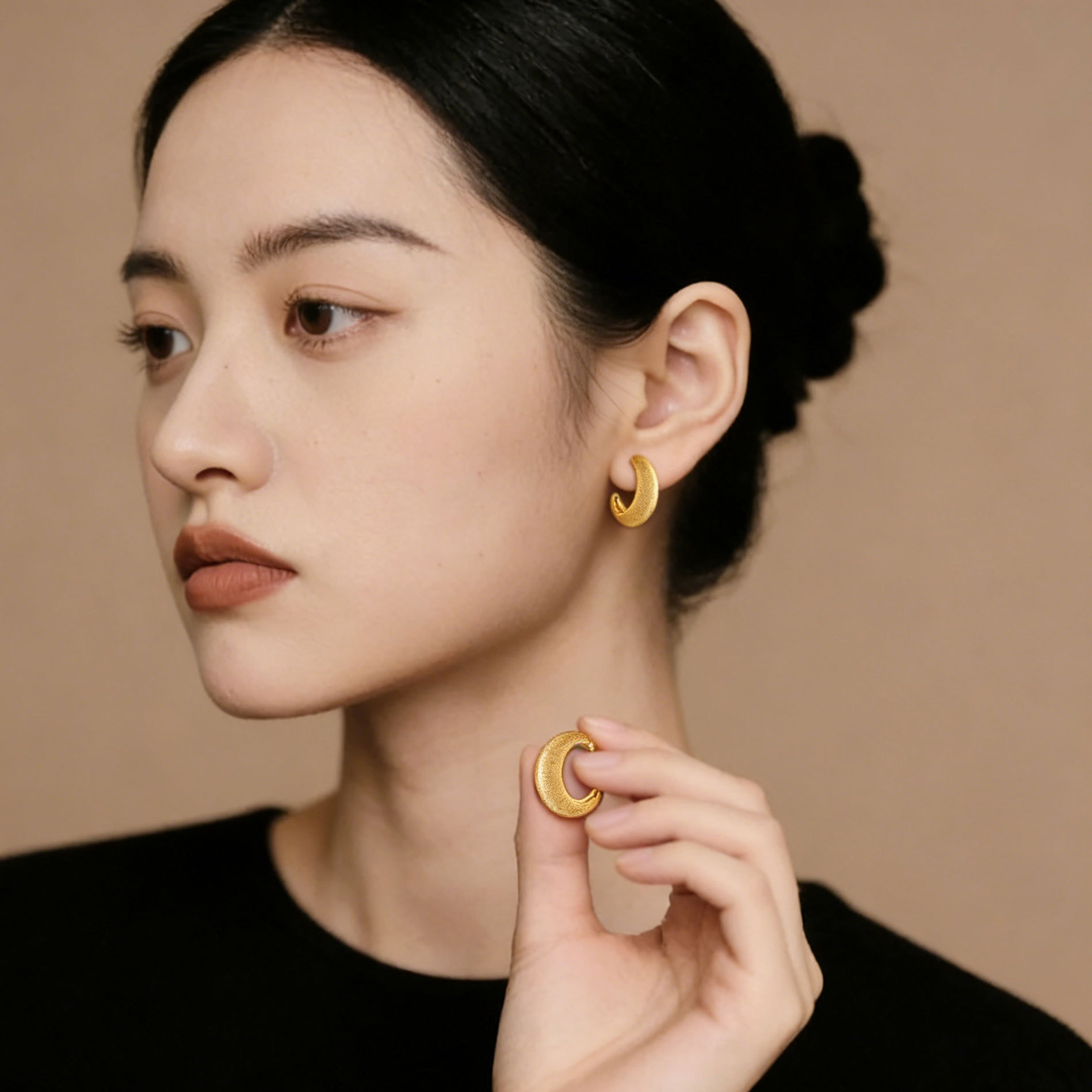 Light luxury and high-end C-shaped semi-round earrings, copper alloy, real gold electroplated and brushed, s925 silver needle, versatile commuting earrings details Picture
