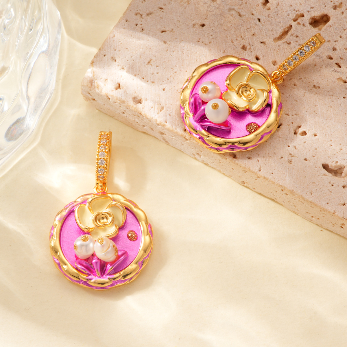 18k copper plated with real gold and inlaid with pearls, round oil painting pendant, bracelet, necklace clasp, DIY jewelry accessories, gold plating details Picture