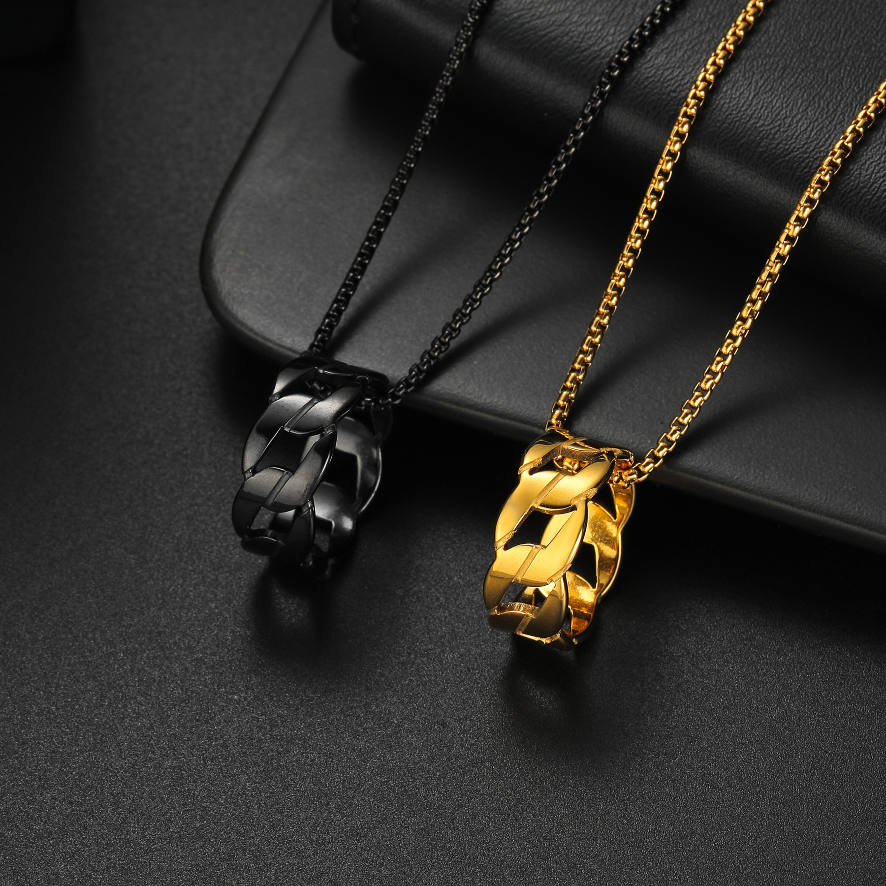 In 2024, Douyin's popular new European and American accessories feature a simple chain-shaped titanium steel pendant with a punk hip-hop style details Picture