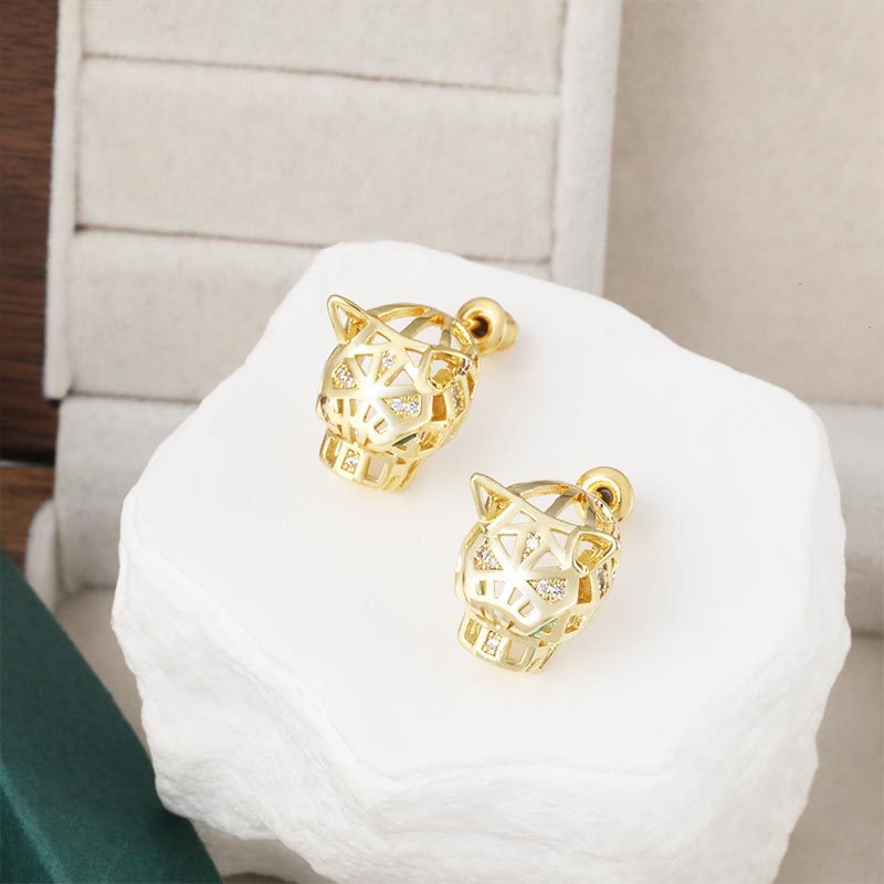 New creative zircon pearl leopard stud earrings for foreign trade, color-preserving copper plated with real gold, European and American style, niche and elegant earrings Application Scenario