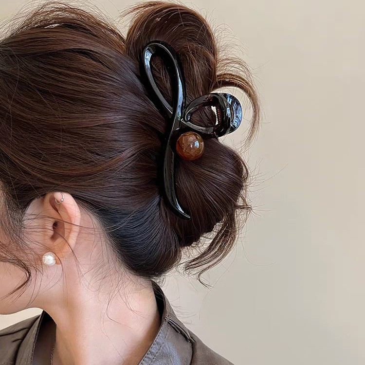 The 2025 new high-end Maillard grab clip, large women's back head shark clip hair clip, elegant hair accessory for summer Specification image