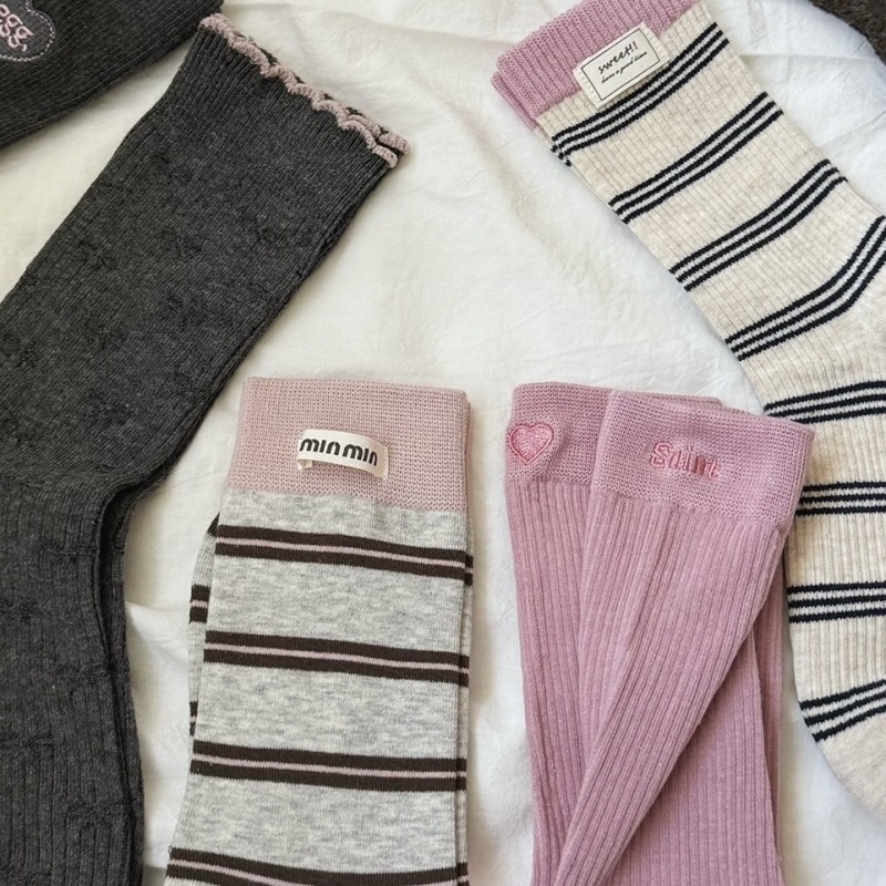 Autumn Kururi sweet and retro girl! The grayish-pink color is simply amazing! Japanese Instars-style straight mid-calf socks that show off legs Specification image