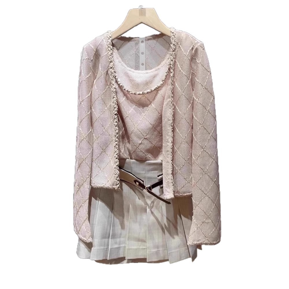 A unique and super beautiful two-piece French style pink knitted sweater with a halter top for women in early spring 2025 Item Picture