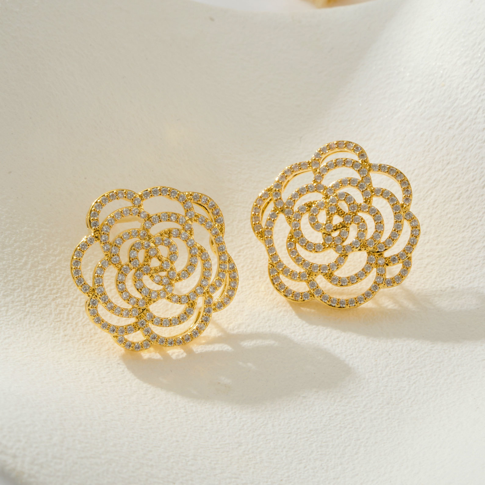 Francés vintage calado camelia pendientes aleación de cobre oro real electrochapado micro zirconitas agujas de plata S925 delicados orejeras