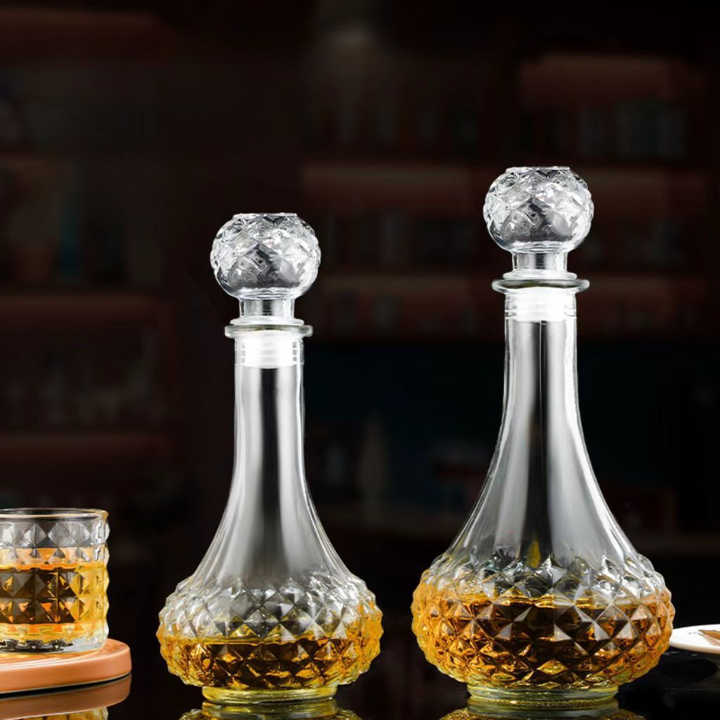 قارورة زجاجية مزخرفة بالزجاج تحتوي على زجاجة خمر فارغة من نبيذ الويسكي Specification image