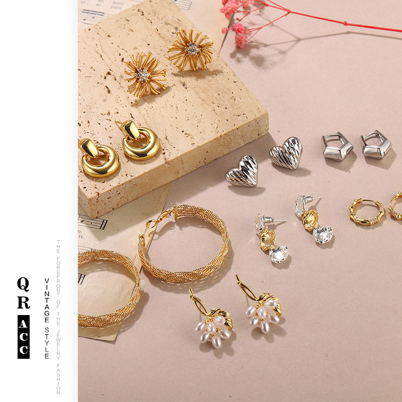 European and American cross-border metal style high-end geometric irregular earrings, exaggerated tassels, bows, heart-shaped stud earrings, elegant and feminine Specification image