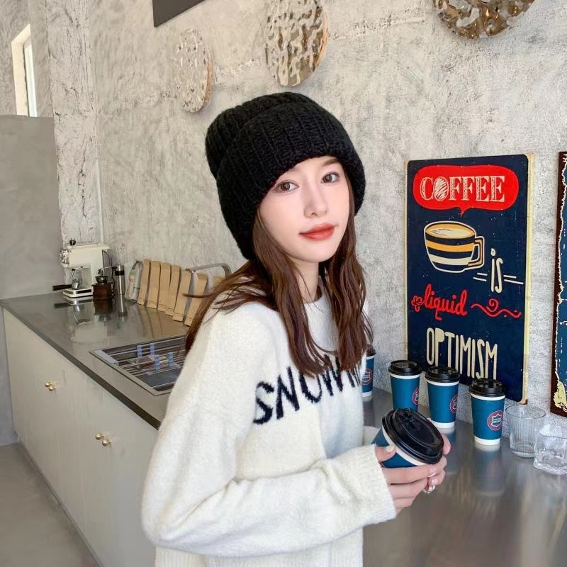 A versatile green woolen hat for women in autumn and winter. It's loose in winter and thick-thread in winter to make the face look good. It's a small ear-protecting knitted hat with a big head circumference Specification image