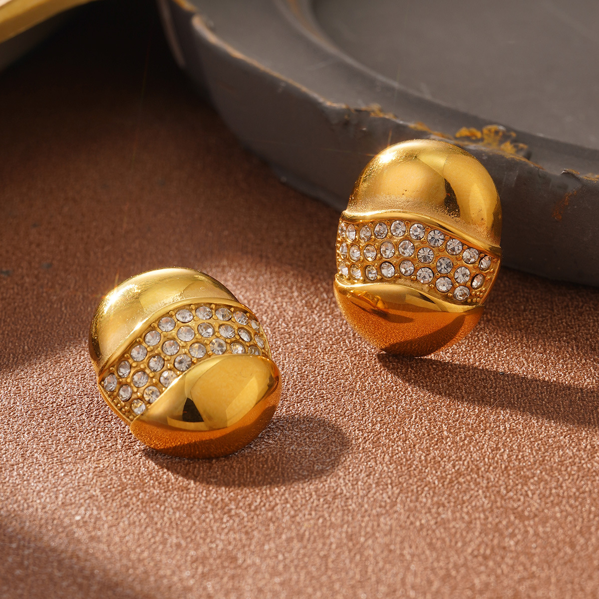 European and American cross-border stainless steel ocean-style earrings, titanium steel niche fashion and individuality color-preserving earrings, geometric heart-shaped stud earrings details Picture