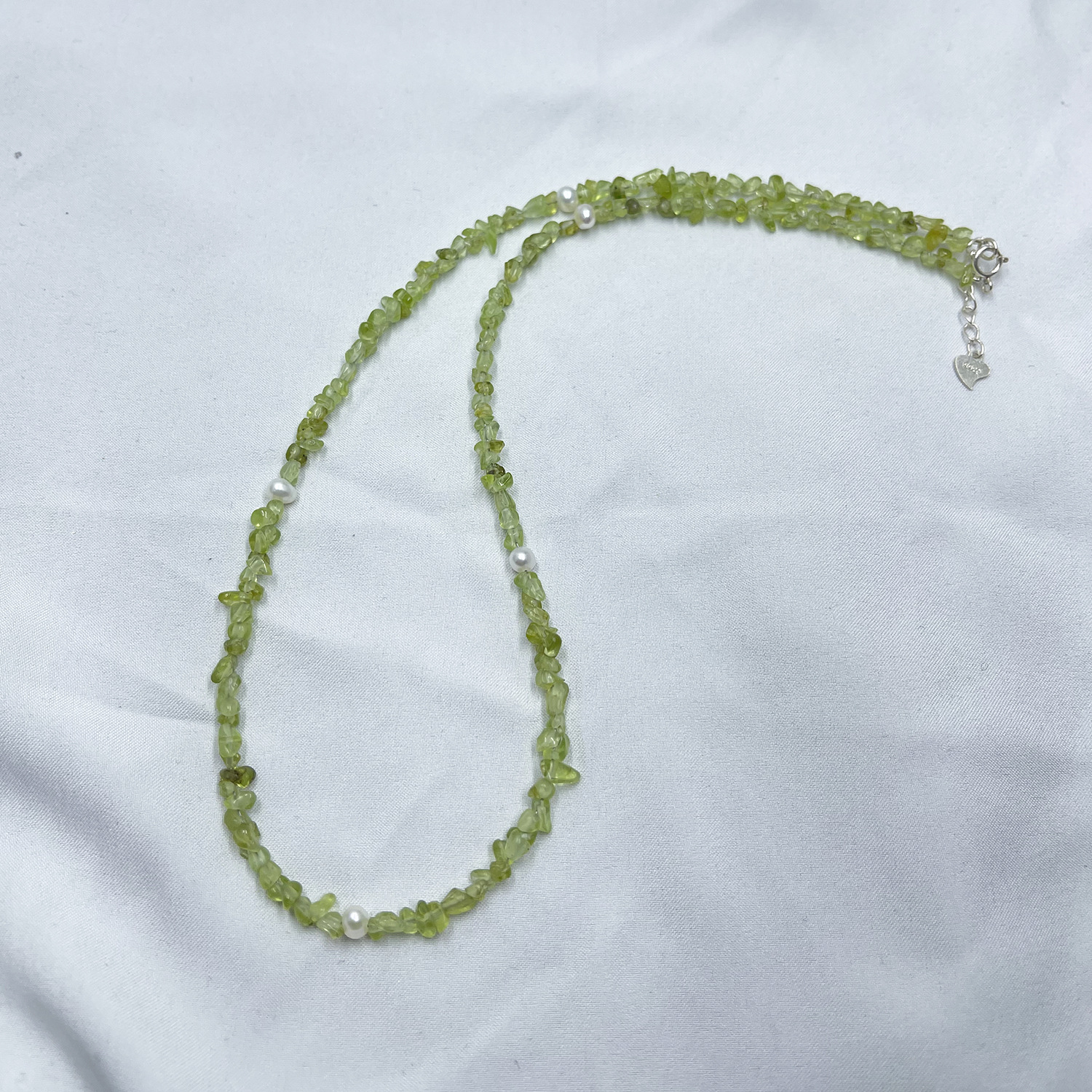Irregular green natural crushed stones, natural freshwater pearl necklace, Bohemian beach casual style, natural details Picture