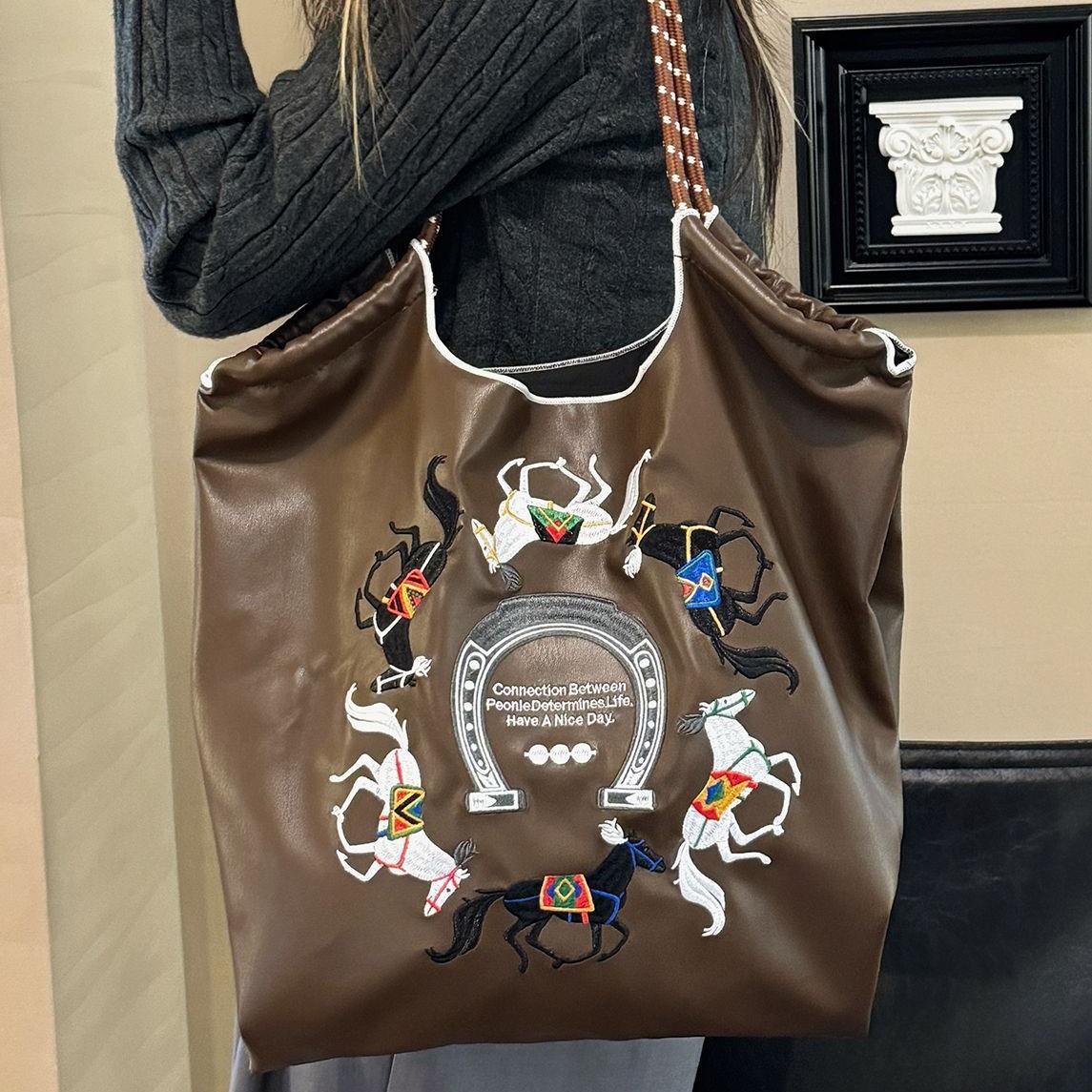 2025新款pu托特包包女大容量黑色单肩斜挎包史努比可爱刺绣购物包