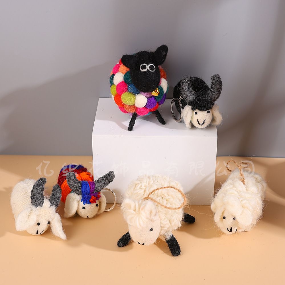 The new miu series of pure handcrafted wool felt pendants, graduation season accessories, keychains and bag accessories Application Scenario