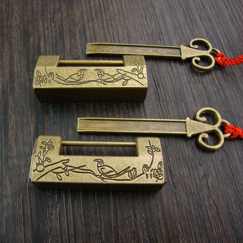 Bird lock, old-fashioned ancient-style lock, antique copper lock, Chinese-style lock, small bronze color mini aged retro lock, horizontal opening padlock Application Scenario