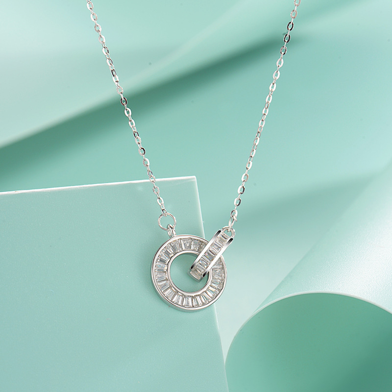 Double-ring necklace for women, retro D-shaped interlocking zircon pendant, trendy and niche sweater chain accessory wholesale Application Scenario