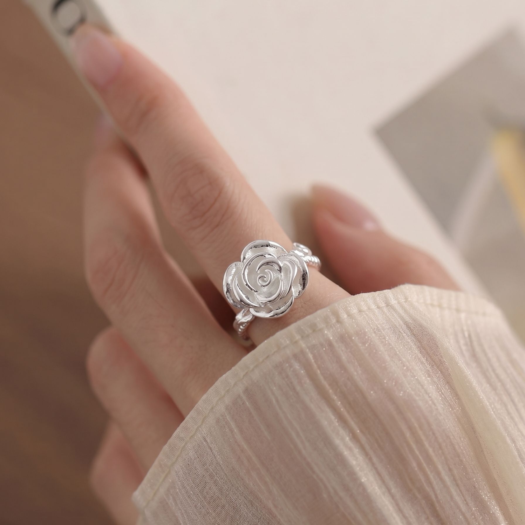 S925 sterling silver ring, a women's thorny rose food ring, is a simple, elegant, fashionable, light luxury and cold style niche jewelry details Picture
