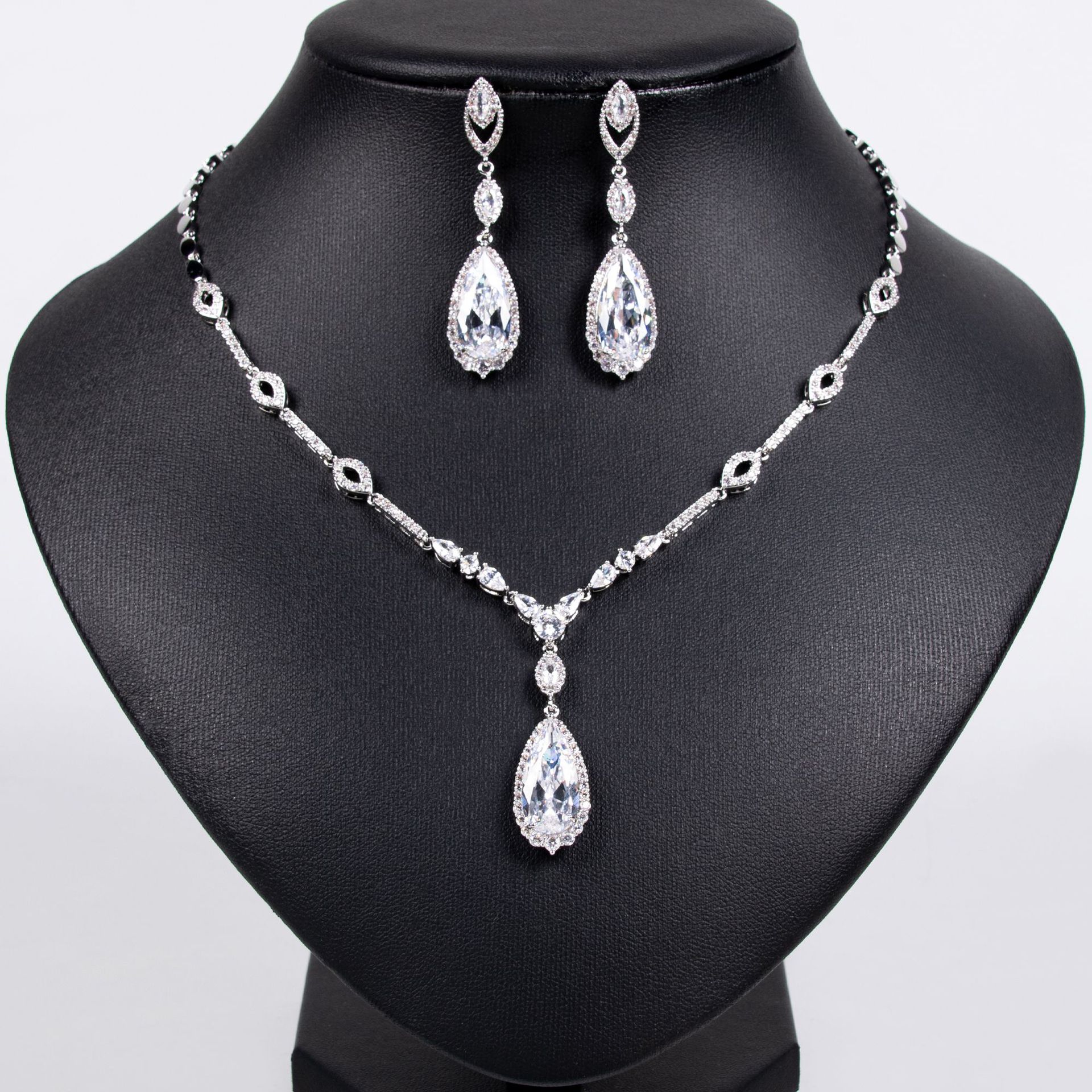 Emerald bride teardrop necklace earrings, elegant and refined collarbone chain, niche, light luxury and high-end necklace for women wholesale Item Picture