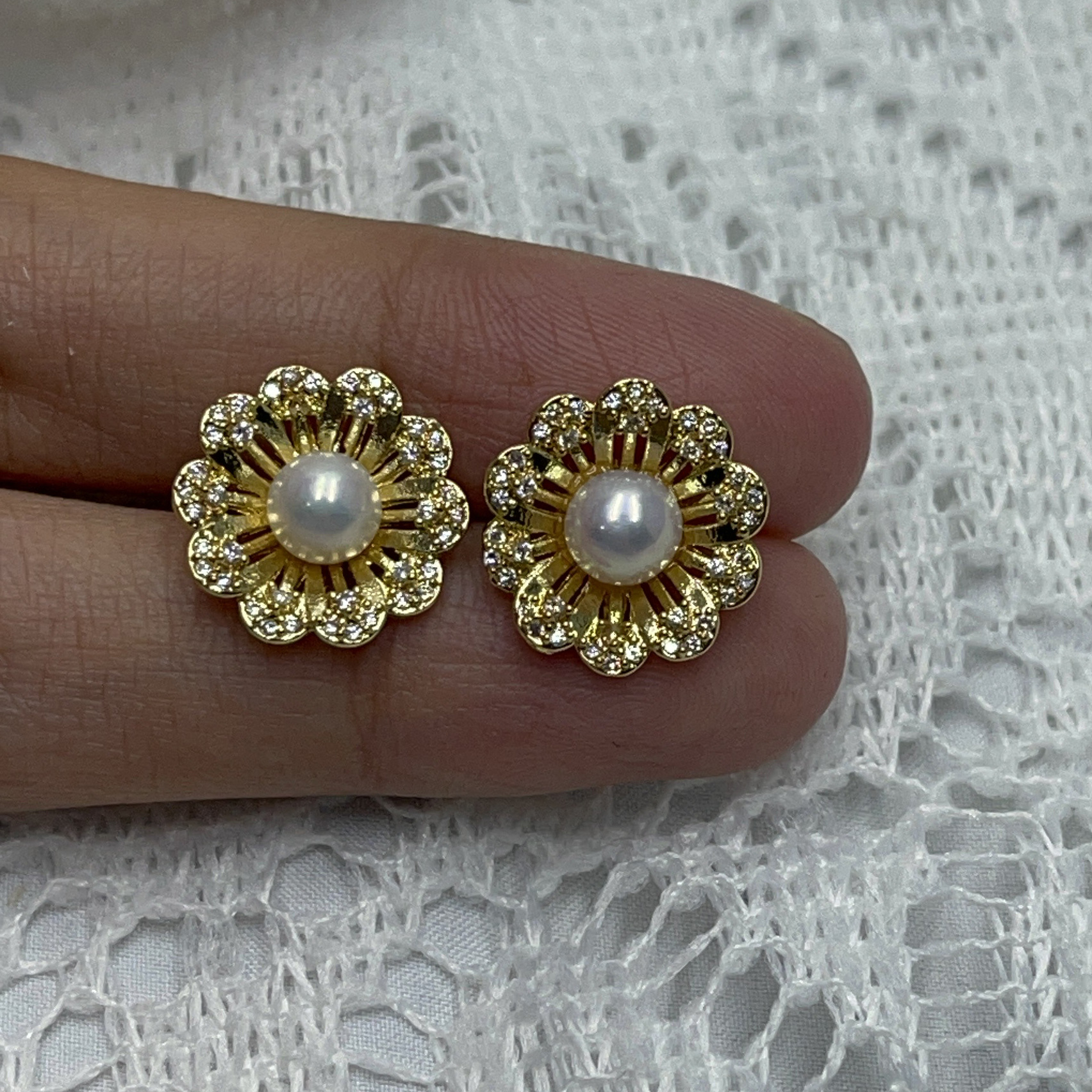 The small flower-shaped freshwater pearl earrings exude a high-end feminine charm. The high-end zircon stud earrings are versatile, personalized and trendy accessories details Picture