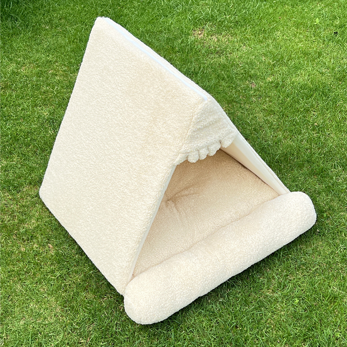 Beautiful velvet triangular house pet tent, comfortable tent-style, foldable and retractable, wholesale of pet dog and cat beds Application Scenario