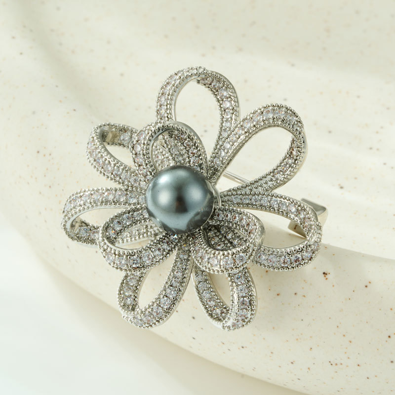 The elegant gift is a fine selection of light luxury, slightly studded with zirconium flower grey pearl brooch, a high-end and versatile clothing accessory, a pin and a brooch flower