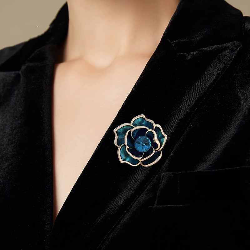 High-end peacock blue camellia brooch, women's luxurious and elegant enamel oil drip brooch, chanel-style clothing accessories Application Scenario