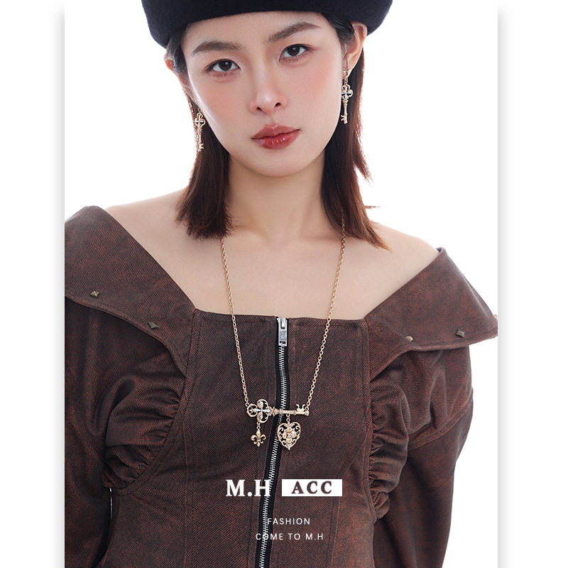 A new original design of the light luxury iris heart-shaped key necklace, a fashionable, simple and versatile high-end sweater chain for women Specification image