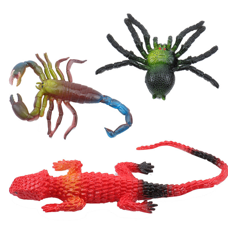 Large-sized simulation animals, such as lizards, scorpions and spiders, are selling popular prank and stress-relieving toys at street stalls Item Picture
