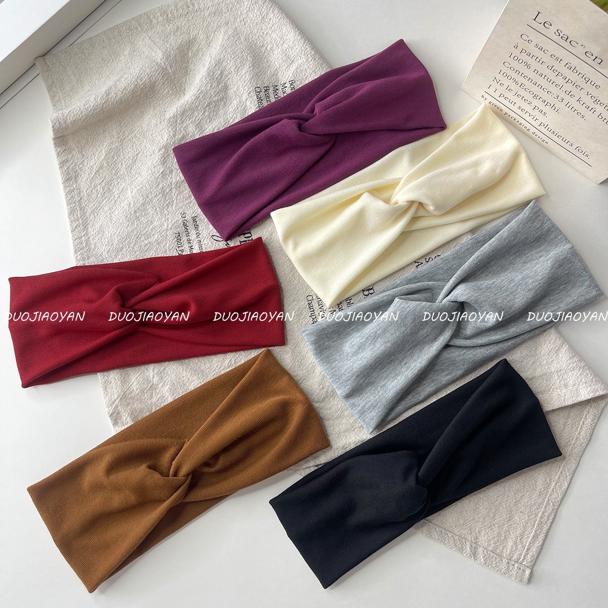 The new solid-color cross hair band, a popular online celebrity, is a simple and versatile fashion headwear. It features wide edges, elastic sports, sweat-absorbing and hair-tying bands for women Application Scenario