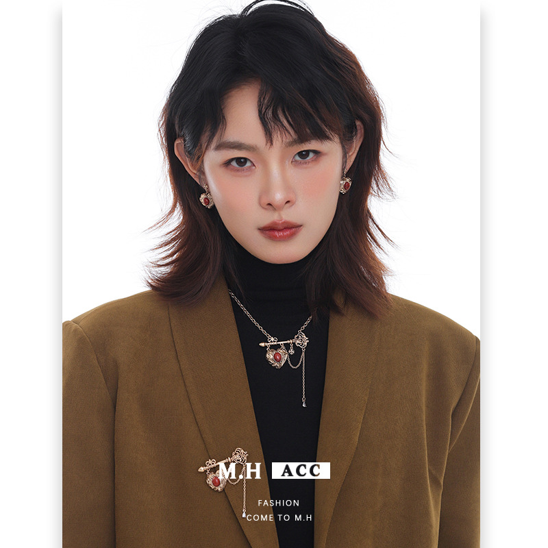 Original design sense lock core series light luxury unique fashion earrings, women's ins sweet cool retro high-end style earrings Specification image