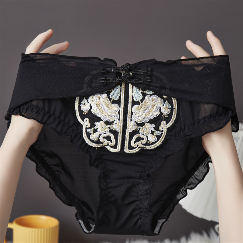 Trendy Chinese-style women's sexy and comfortable underwear, delicate mesh fabric, elegant and fashionable one-button mid-waist underwear for women 7619 Application Scenario